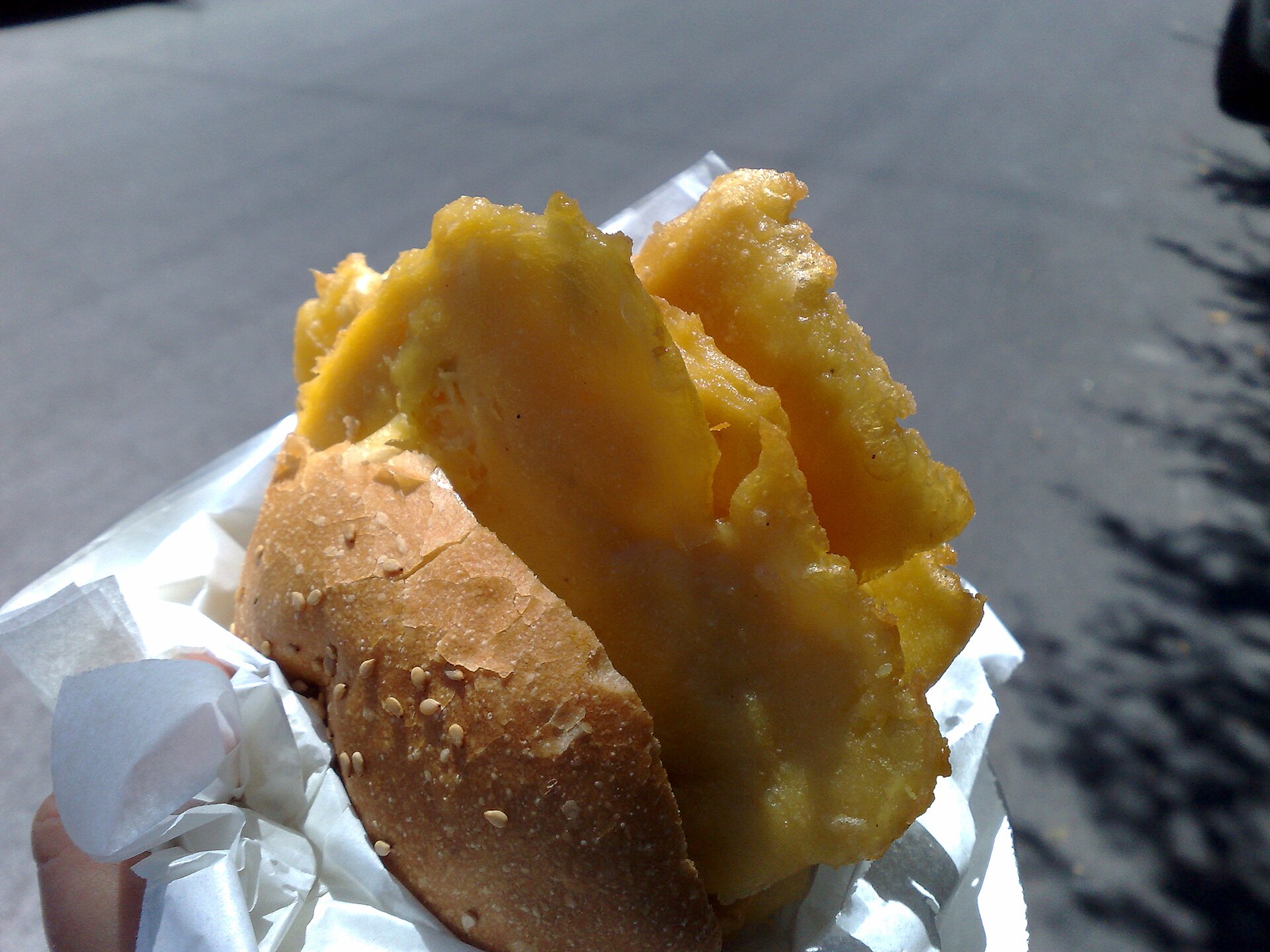 Pane con le panelle, tipico street food di Palermo, servito in un panino con semi di sesamo